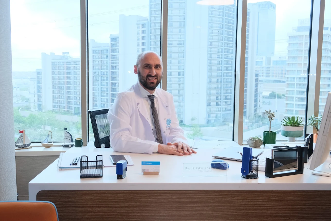 Doç. Dr. Erkan Kayıkçıoğlu, İSÜ Liv Hospital Bahçeşehir'deki muayenehanesinde